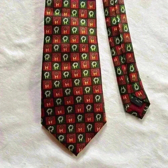 Men’s Tie Christmas/Holiday Tie With Wreaths...Cape Cod Neckwear - Picture 1 of 5